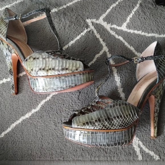 Embossed Green Snake Python Print T Strap Platform Heels by House of Harlow - Picture 4 of 15